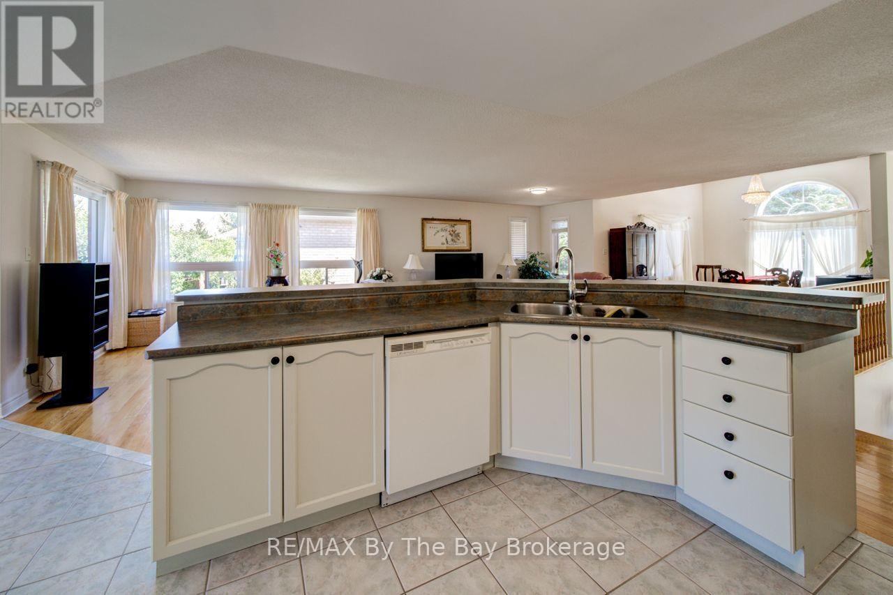 420 Ramblewood Drive, Wasaga Beach, Ontario  L9Z 1P3 - Photo 12 - S13085280