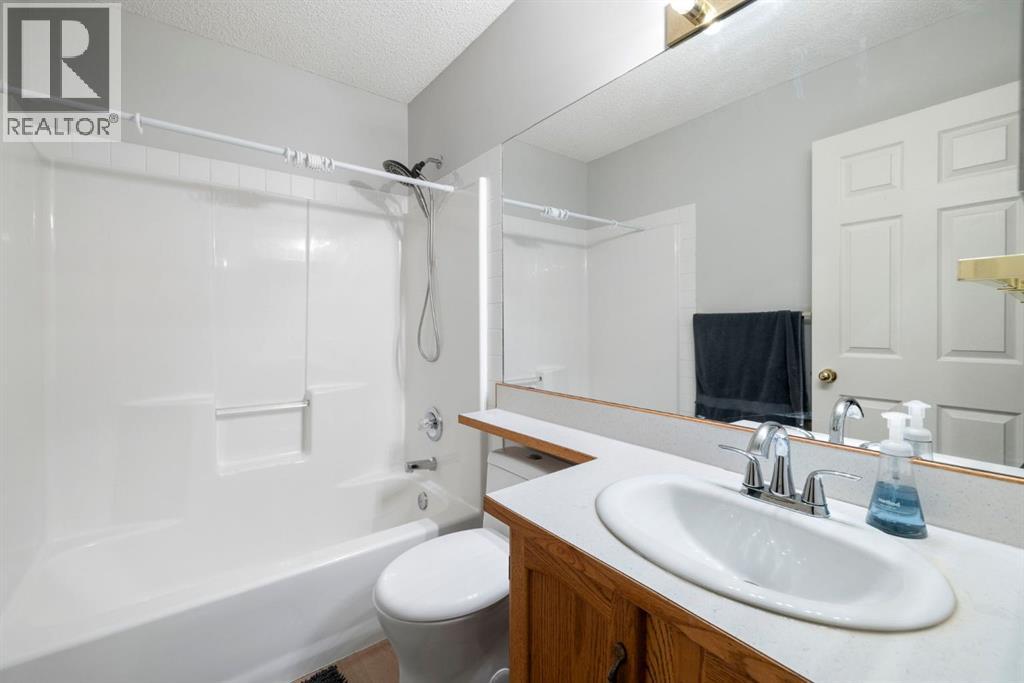 76 Douglas Ridge Close SE, Calgary, Alberta  T2Z 2M3 - Photo 17 - A2335520