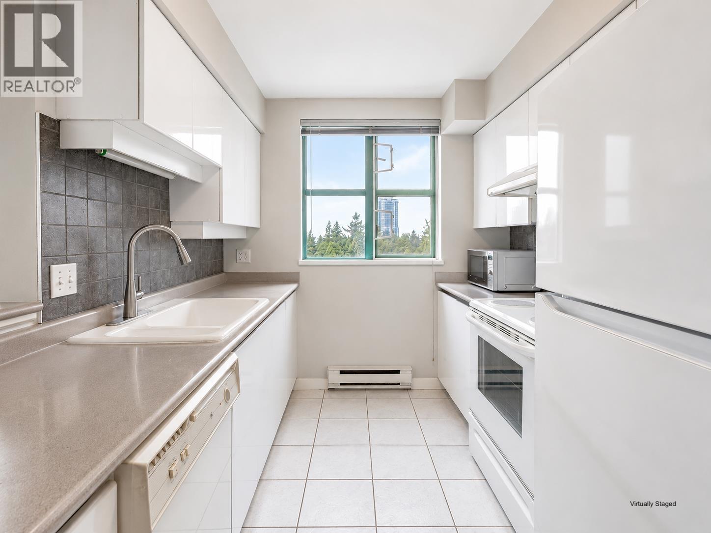 1704 3071 Glen Drive, Coquitlam, British Columbia  V3B 7R1 - Photo 4 - R3156230
