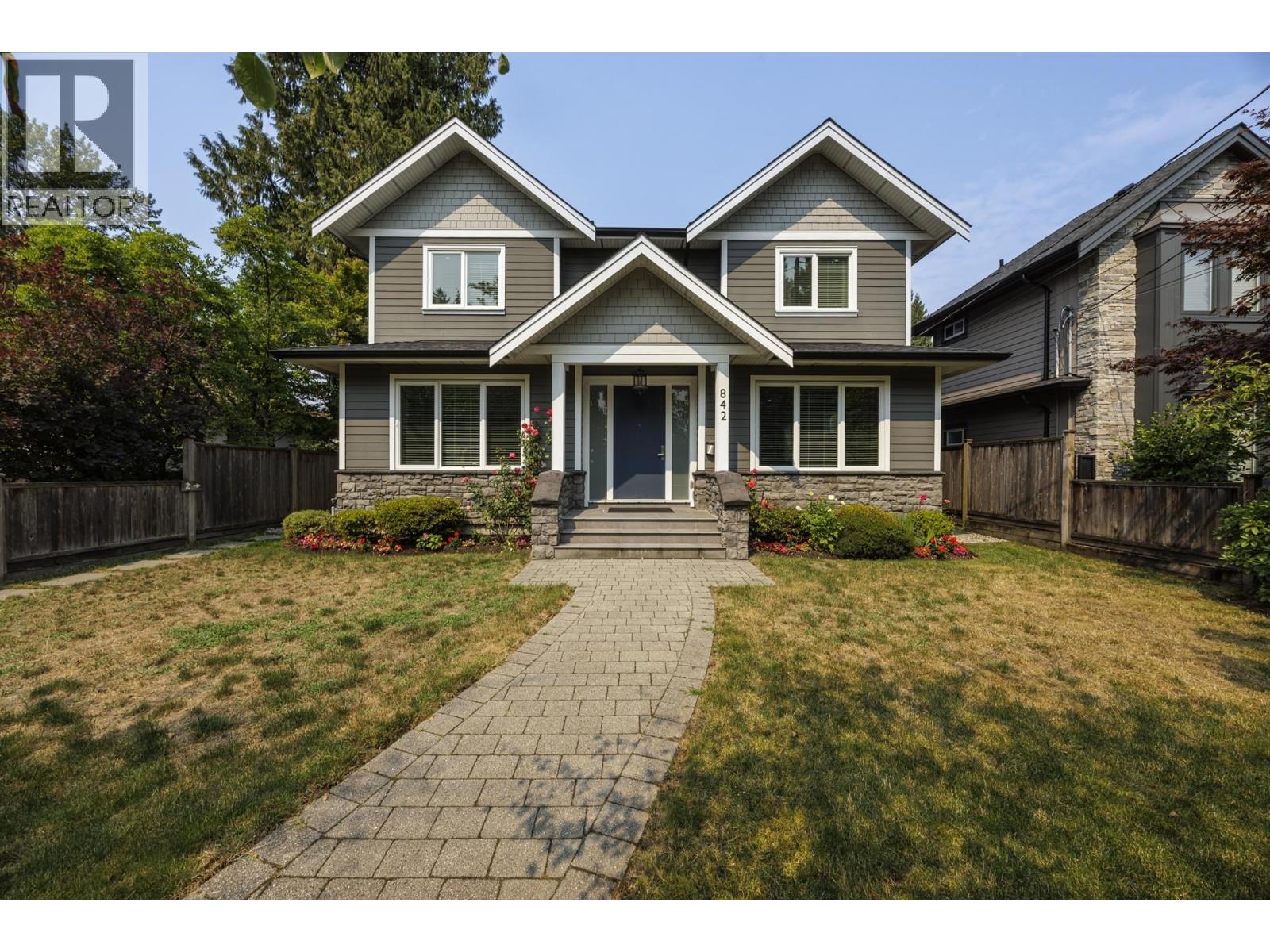 842 W 20th Street, North Vancouver, British Columbia  V7P 2B4 - Photo 1 - R3156247