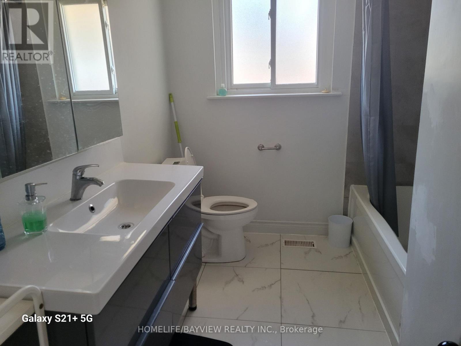 68 Broadoaks(Main Floor Only) Drive, Toronto, Ontario  M3J 1E4 - Photo 14 - W13683498