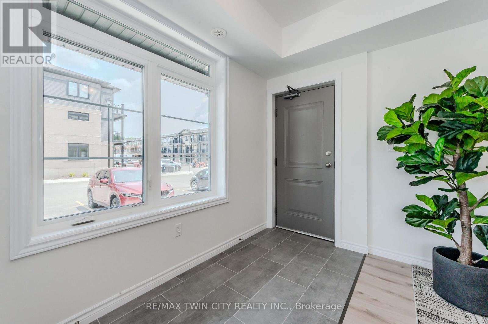 39 Lomond Lane, Kitchener, Ontario N2R 0T6 - Photo 4 - X13683468
