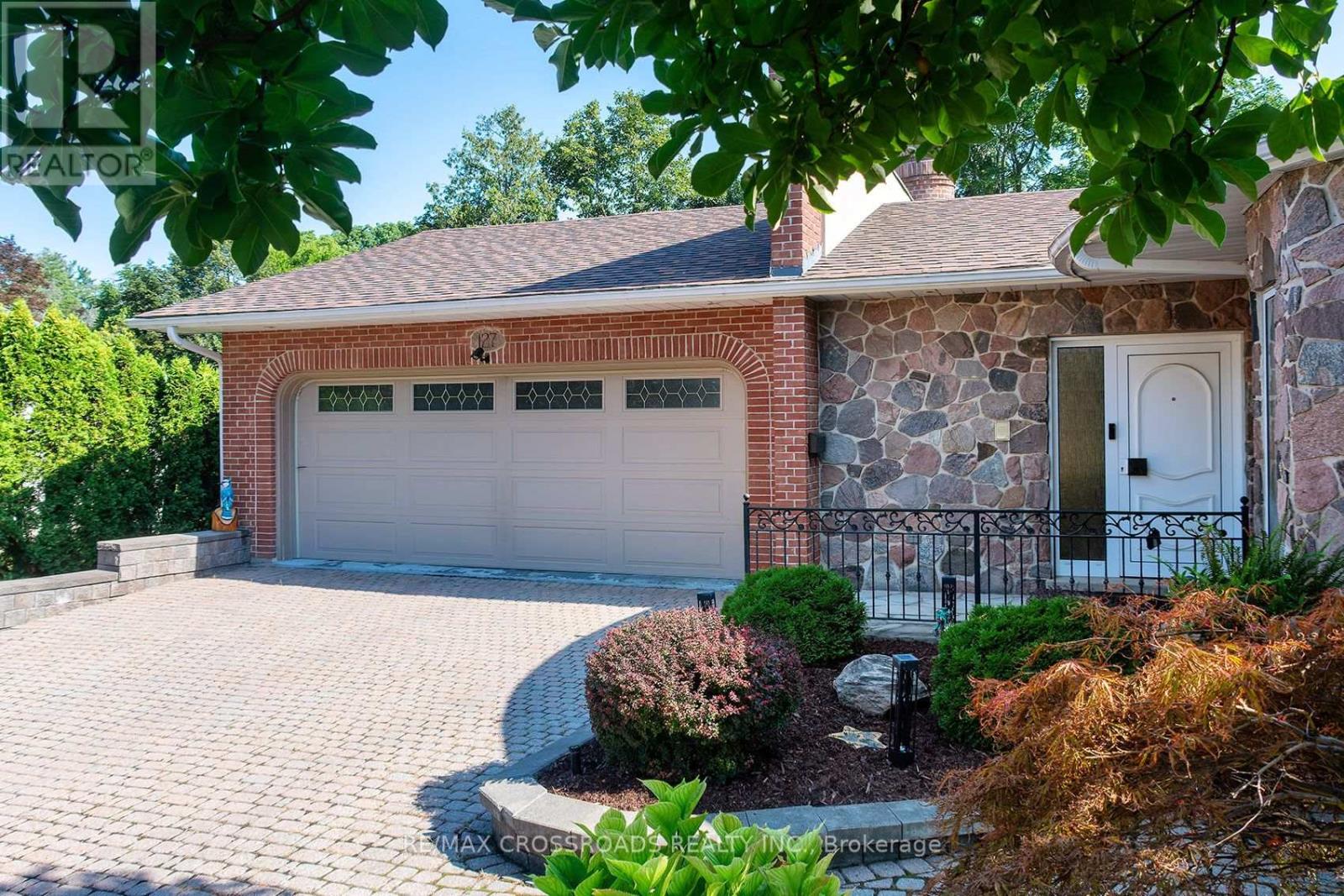 127 Taylorwood Court, Oshawa, Ontario  L1G 7V7 - Photo 3 - E13683284