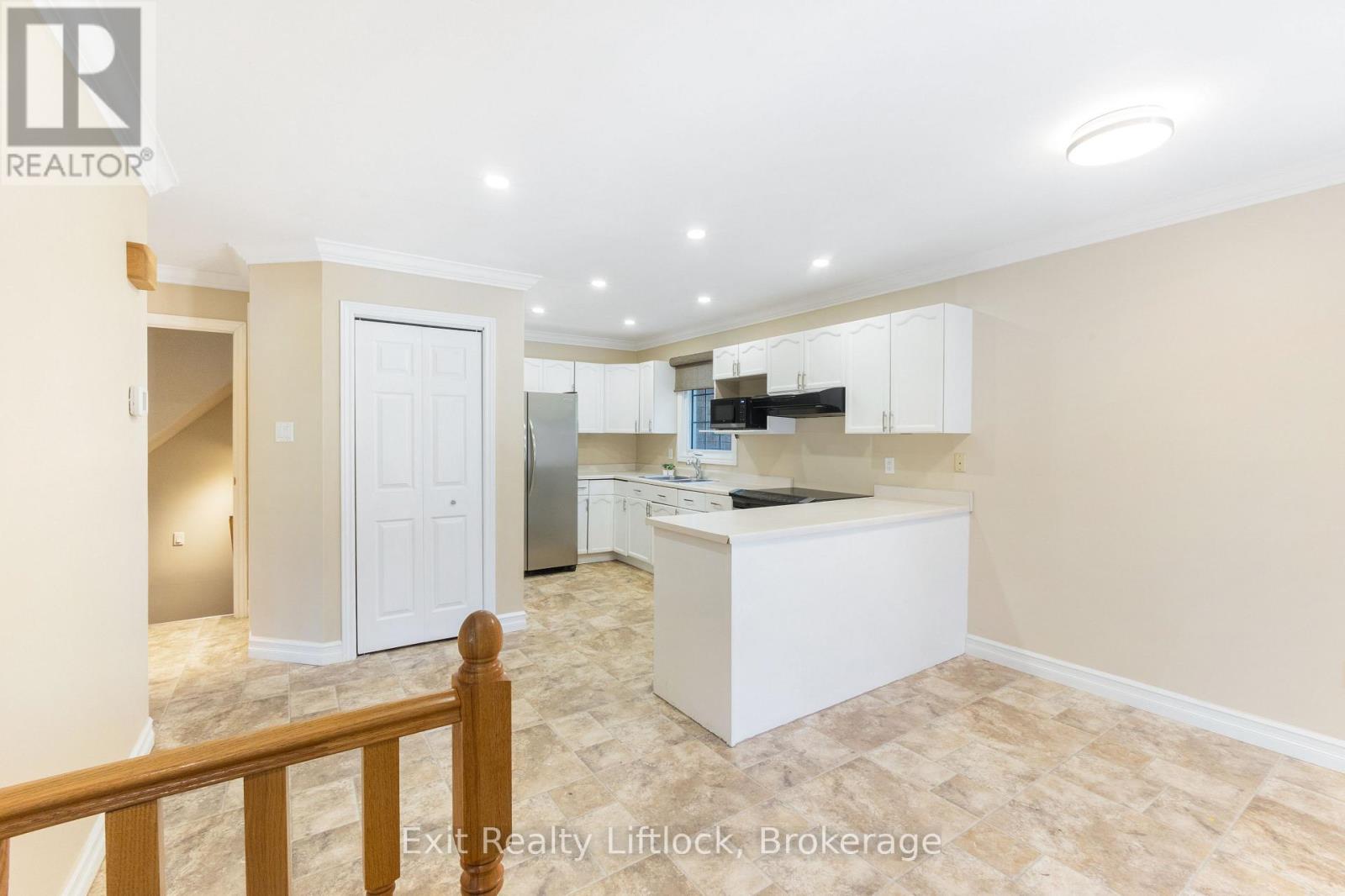 958 Smithside Court, Peterborough, Ontario  K9J 8E2 - Photo 6 - X13683686