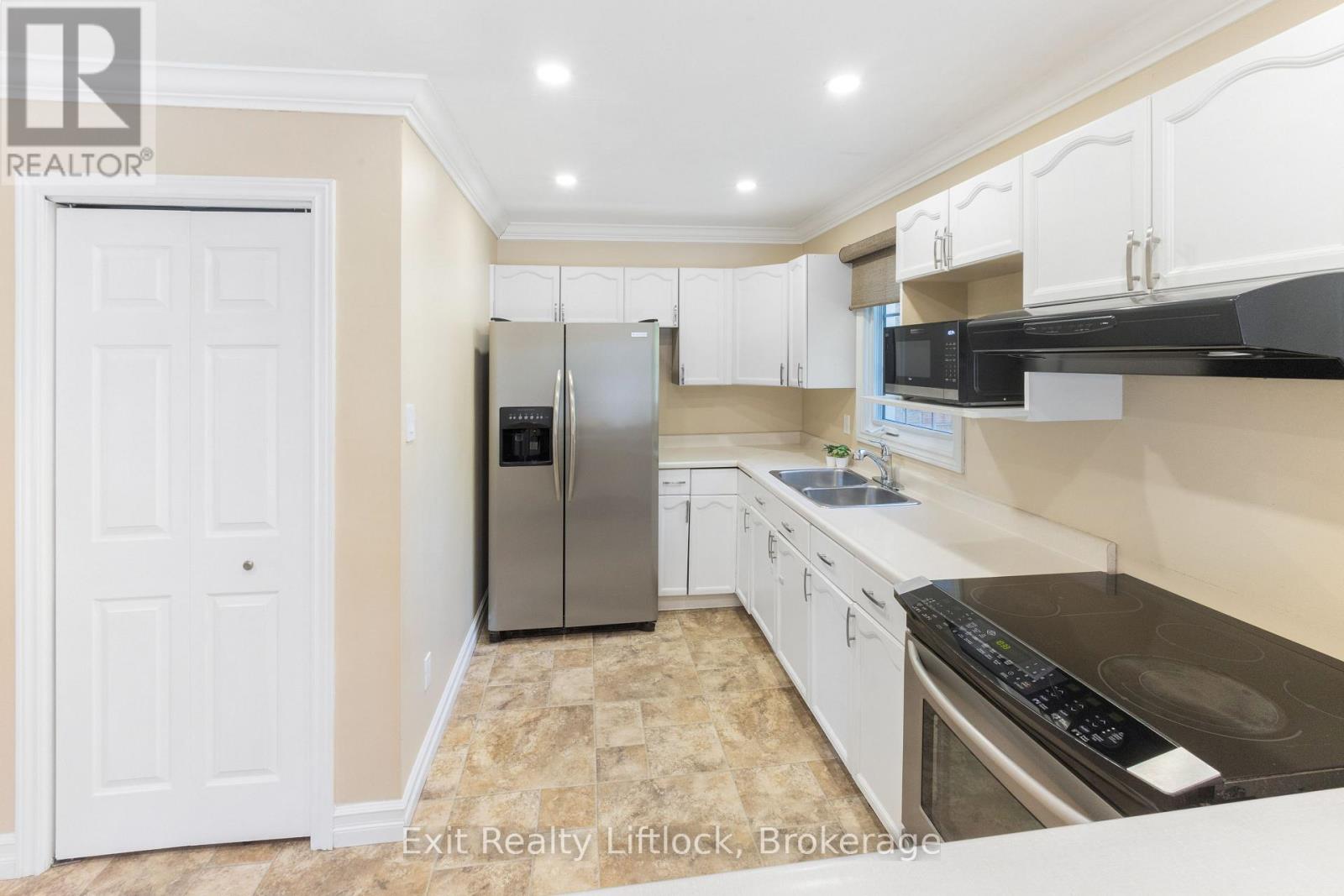 958 Smithside Court, Peterborough, Ontario  K9J 8E2 - Photo 8 - X13683686