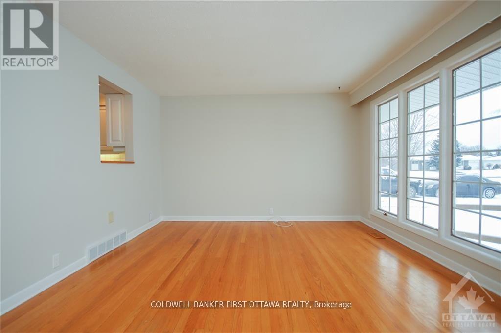 74 Hilliard Avenue, Ottawa, Ontario K2E 6C1 - Photo 3 - X13683614