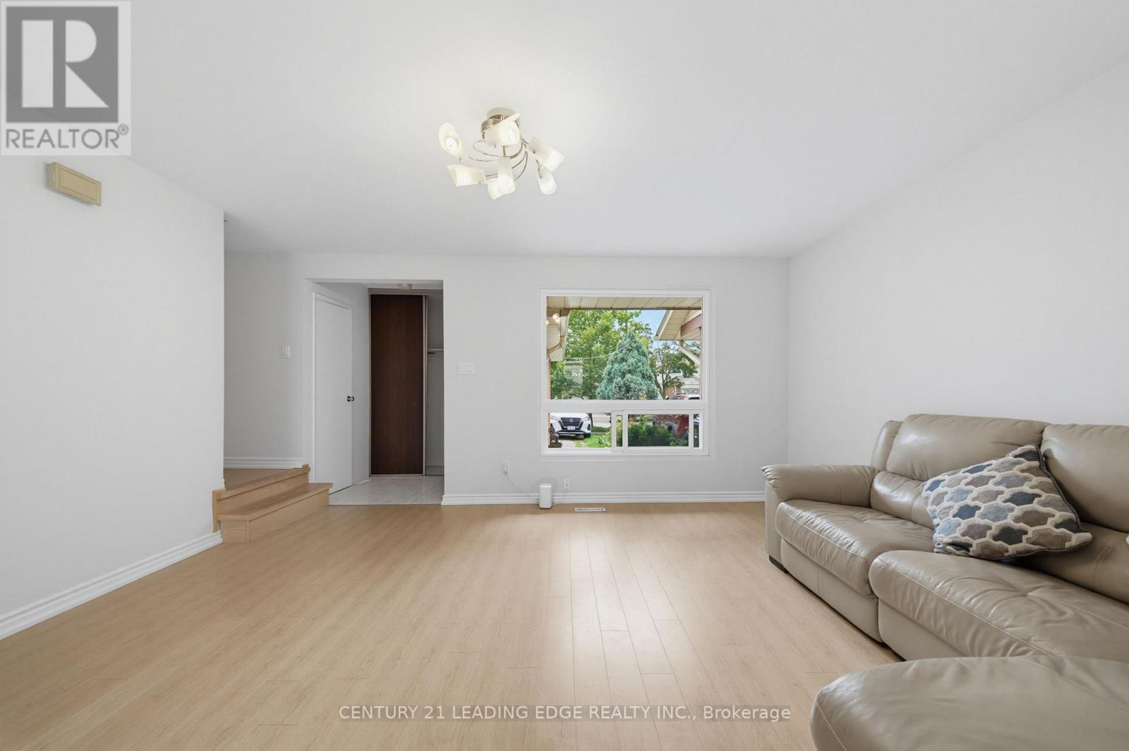 109 Phalen Crescent, Toronto, Ontario  M1V 1Y5 - Photo 6 - E13683574