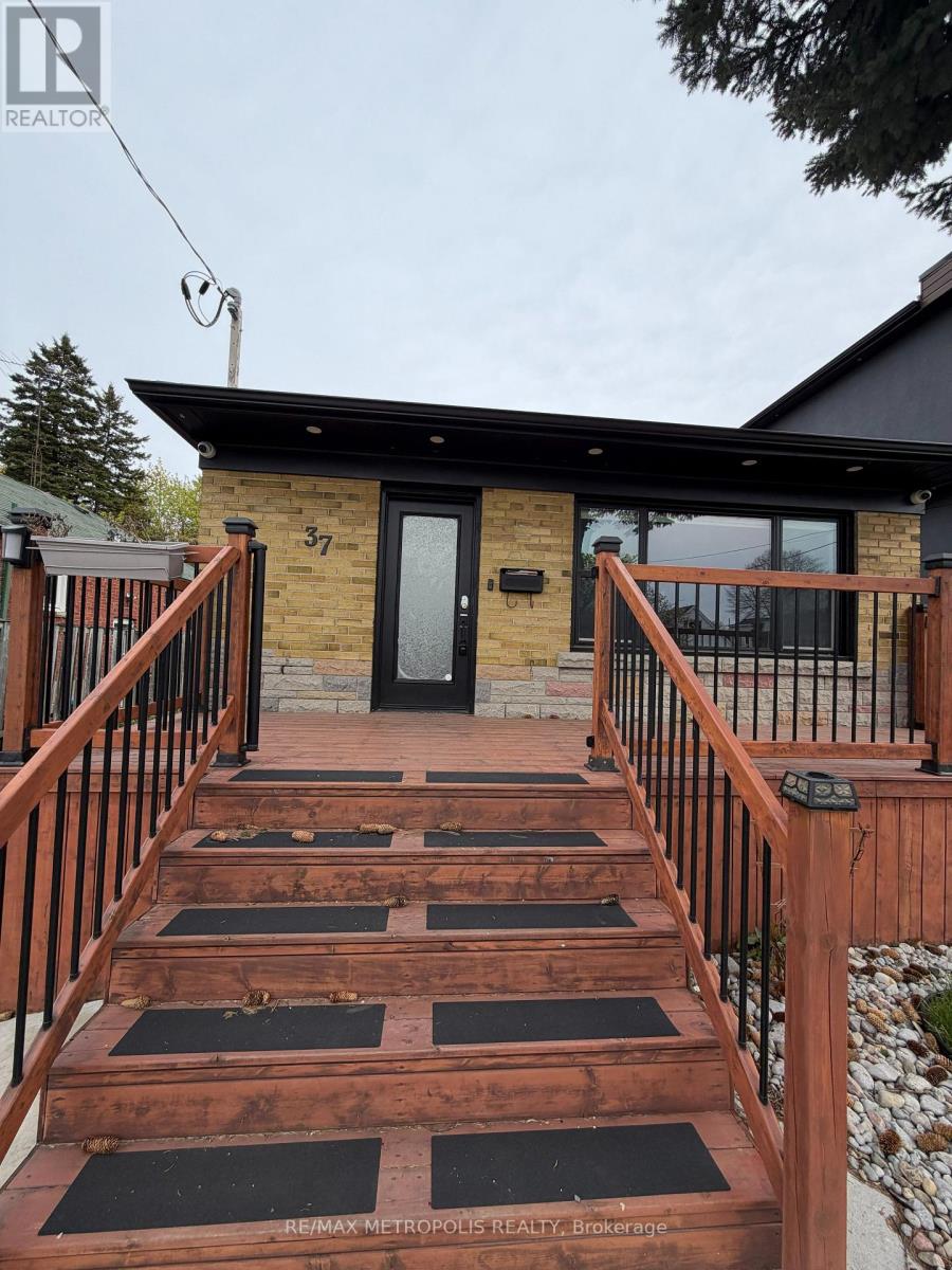 37 Lynvalley Crescent, Toronto, Ontario  M1R 2V1 - Photo 3 - E13683610