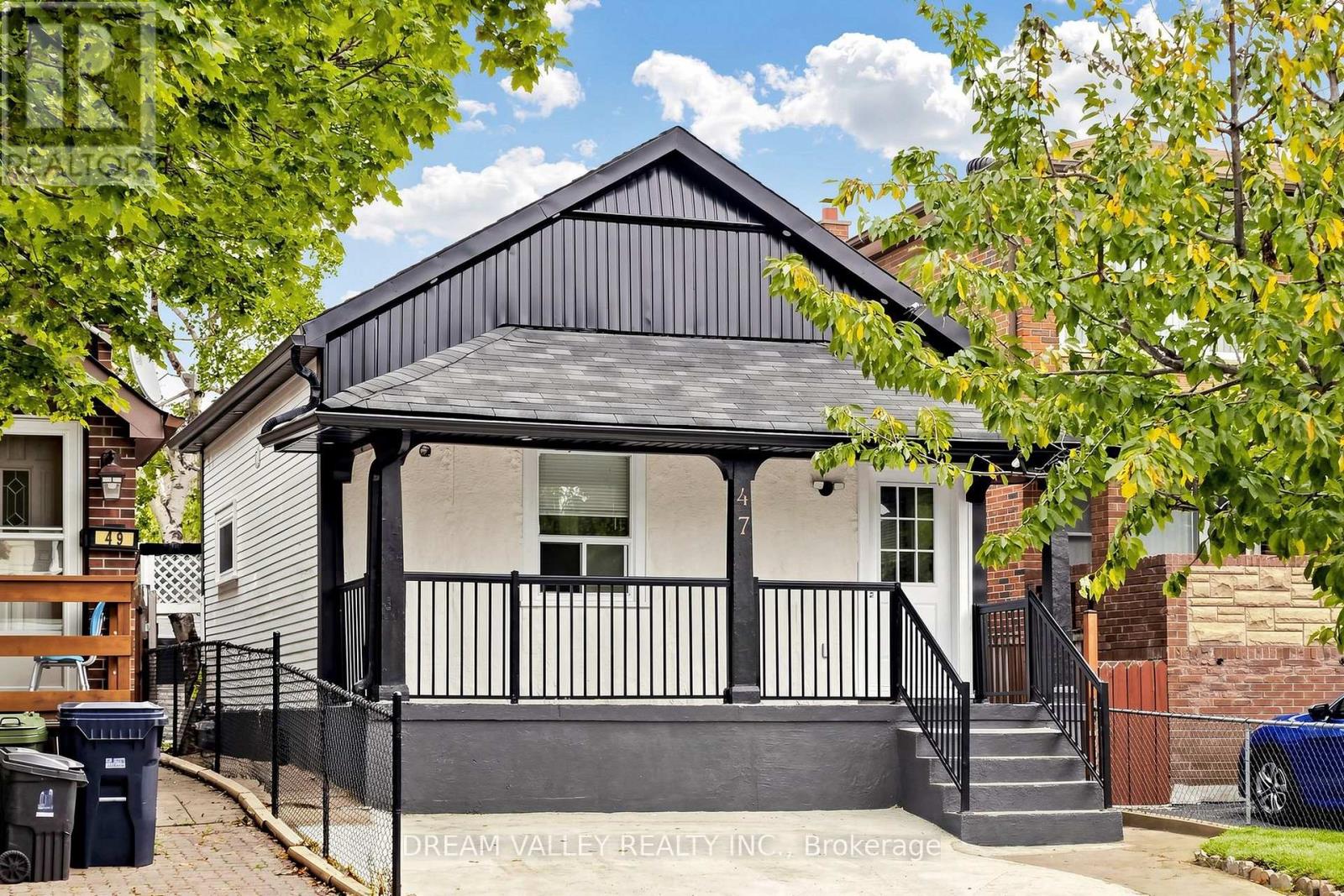 <div class="slider-price">$749,999</div><p>47 Laurel Avenue, Toronto, Ontario</p>