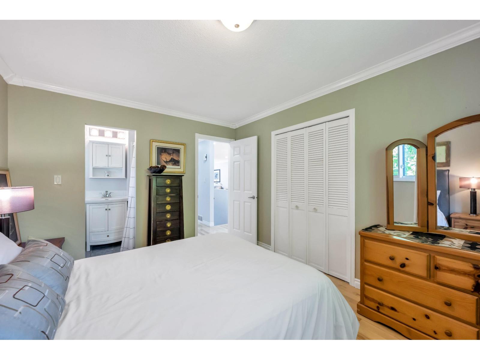 871 Kent Street, White Rock, British Columbia  V4B 4S7 - Photo 15 - R3154256