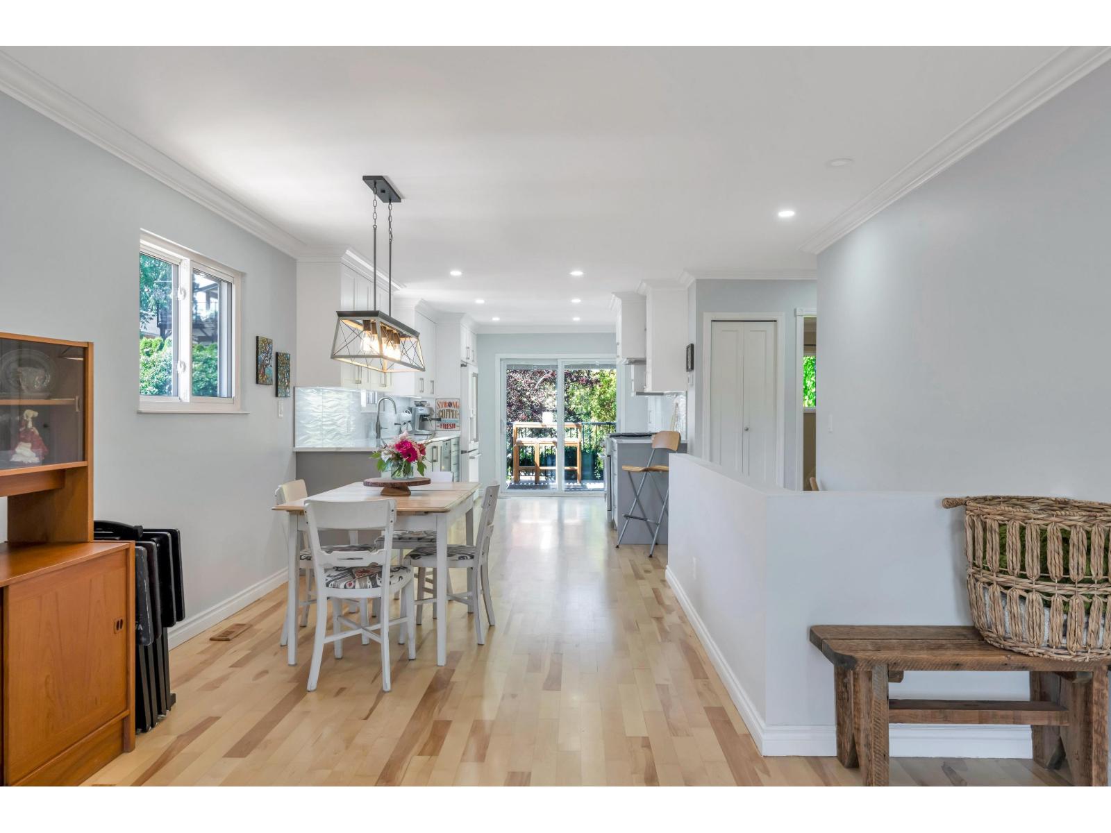 871 Kent Street, White Rock, British Columbia  V4B 4S7 - Photo 8 - R3154256