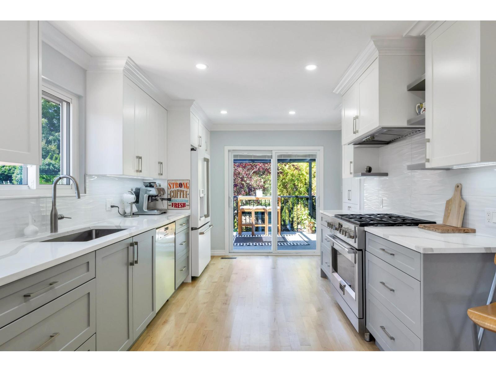 871 Kent Street, White Rock, British Columbia  V4B 4S7 - Photo 11 - R3154256