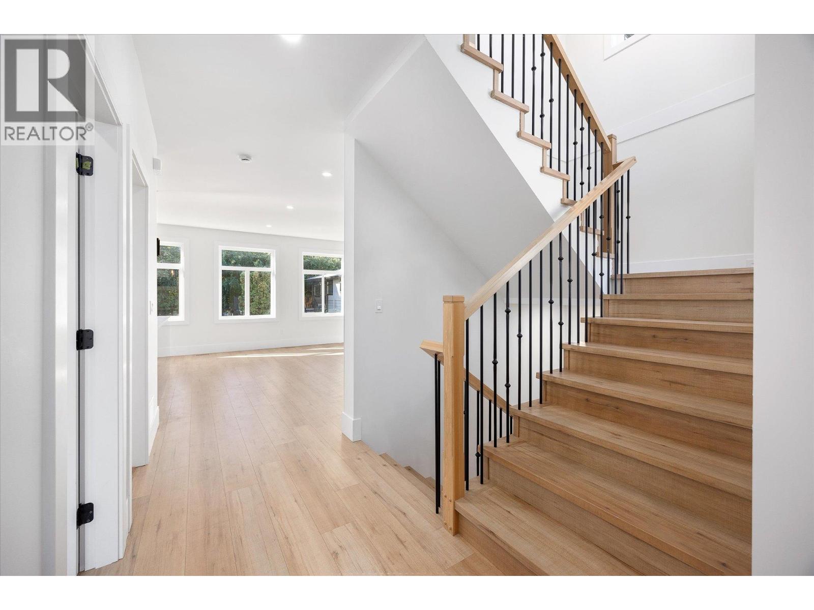 705 Mcclure Road, Kelowna, British Columbia  V1W 1M2 - Photo 3 - 10387581