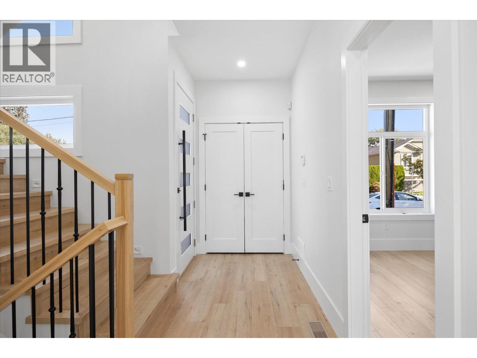 705 Mcclure Road, Kelowna, British Columbia  V1W 1M2 - Photo 2 - 10387581