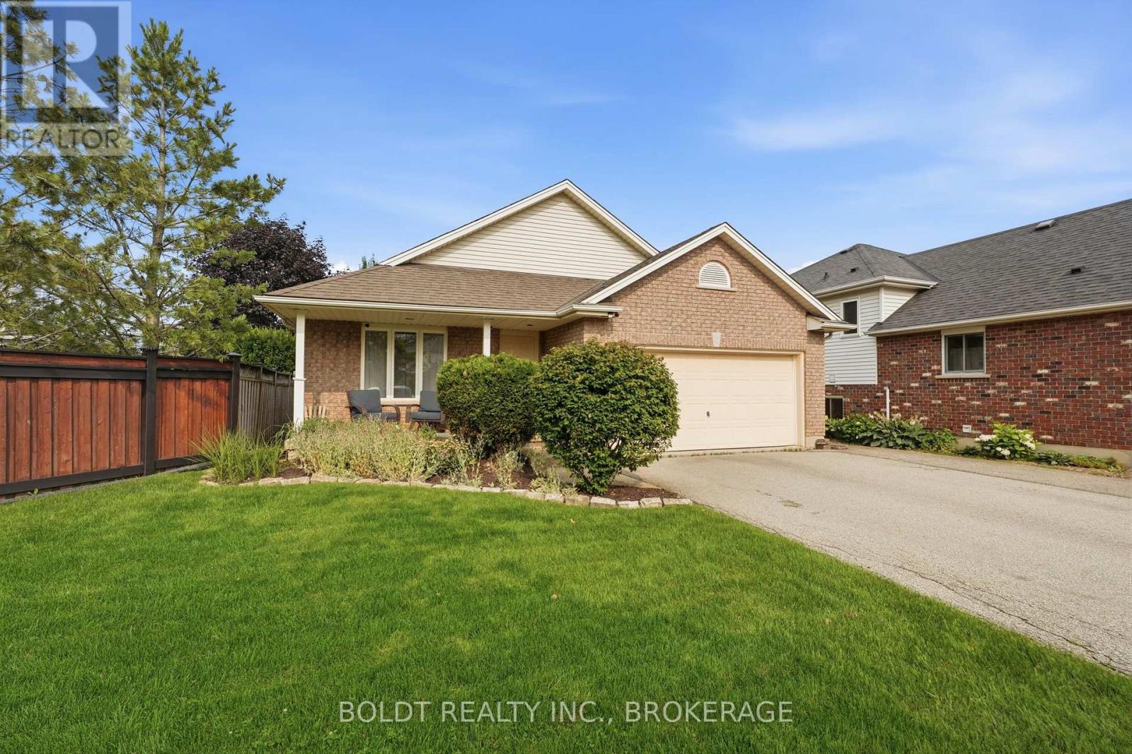 22 Graves Crescent, St. Catharines, Ontario  L2S 3Z6 - Photo 3 - X13684136