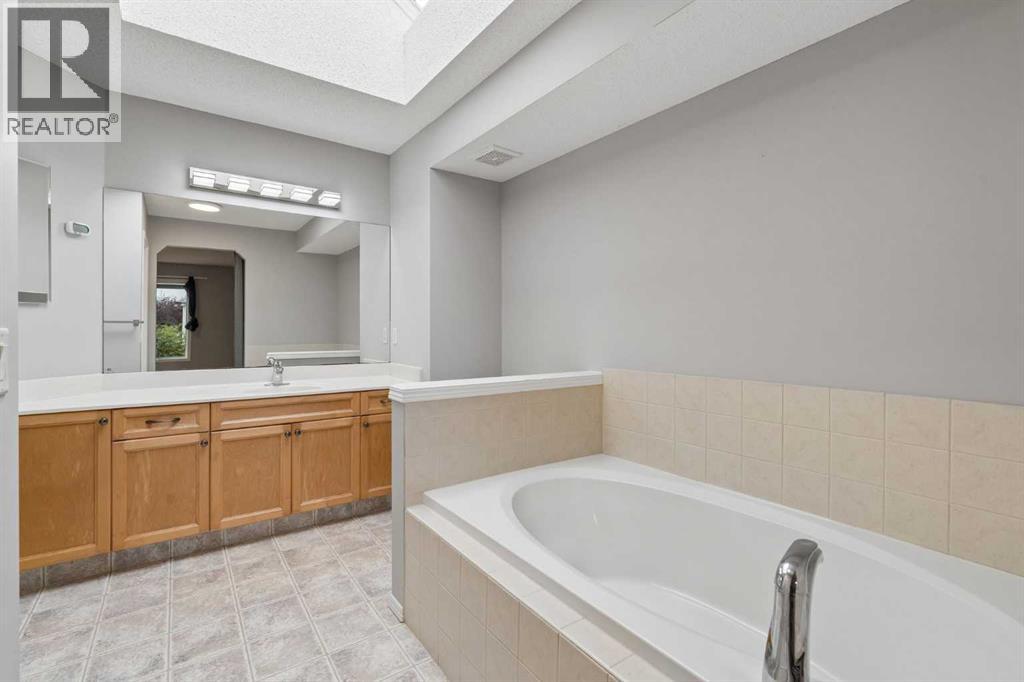 22 Somerside Crescent SW, Calgary, Alberta  T2V 5R4 - Photo 21 - A2335848