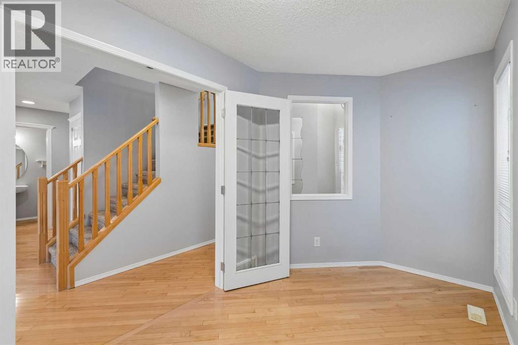 22 Somerside Crescent SW, Calgary, Alberta  T2V 5R4 - Photo 6 - A2335848