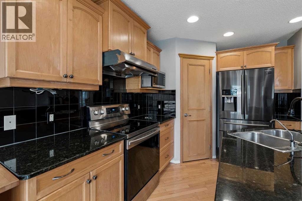 22 Somerside Crescent SW, Calgary, Alberta  T2V 5R4 - Photo 12 - A2335848
