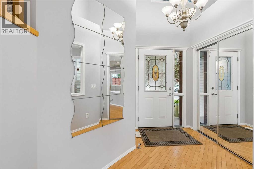 22 Somerside Crescent SW, Calgary, Alberta  T2V 5R4 - Photo 3 - A2335848
