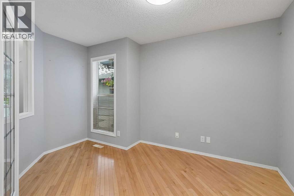 22 Somerside Crescent SW, Calgary, Alberta  T2V 5R4 - Photo 5 - A2335848