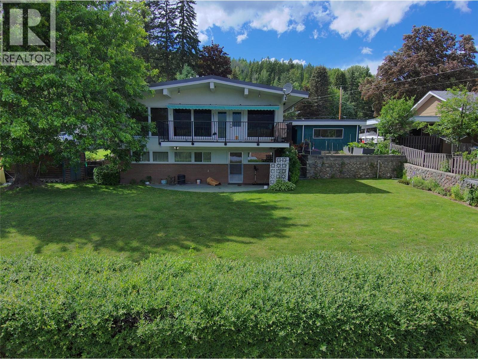 1832 Third Street, Fruitvale, British Columbia V0G 1L1 - Photo 3 - 10377637