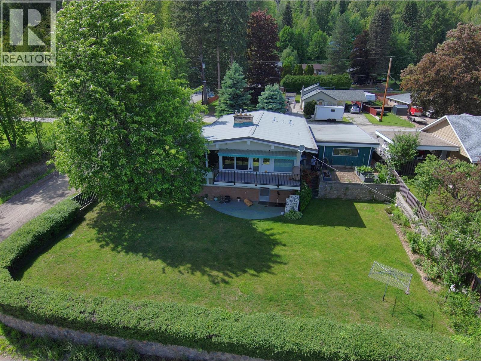 1832 Third Street, Fruitvale, British Columbia V0G 1L1 - Photo 2 - 10377637