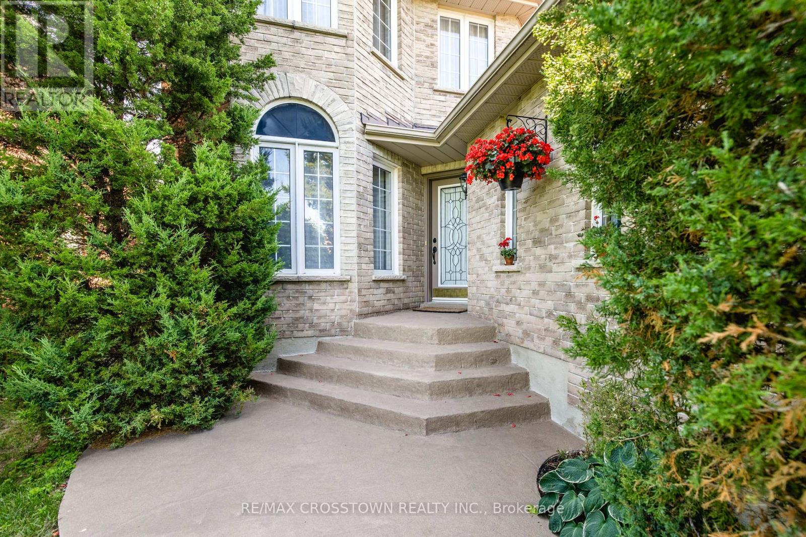 5 Kelsey Crescent, Barrie (Ardagh), Ontario  L4N 0J7 - Photo 2 - S13684086