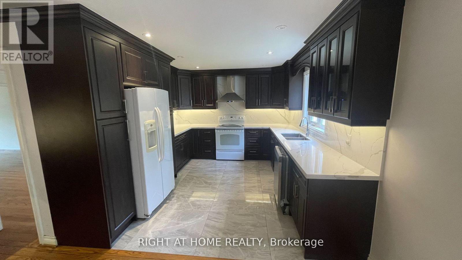 15 Agar Crescent, Toronto, Ontario  M9B 5A4 - Photo 3 - W13684002