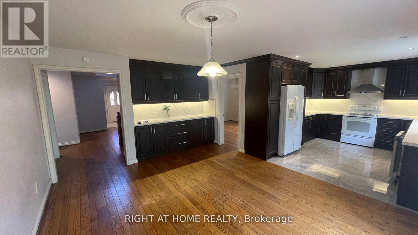 15 Agar Crescent, Toronto, Ontario  M9B 5A4 - Photo 4 - W13684002