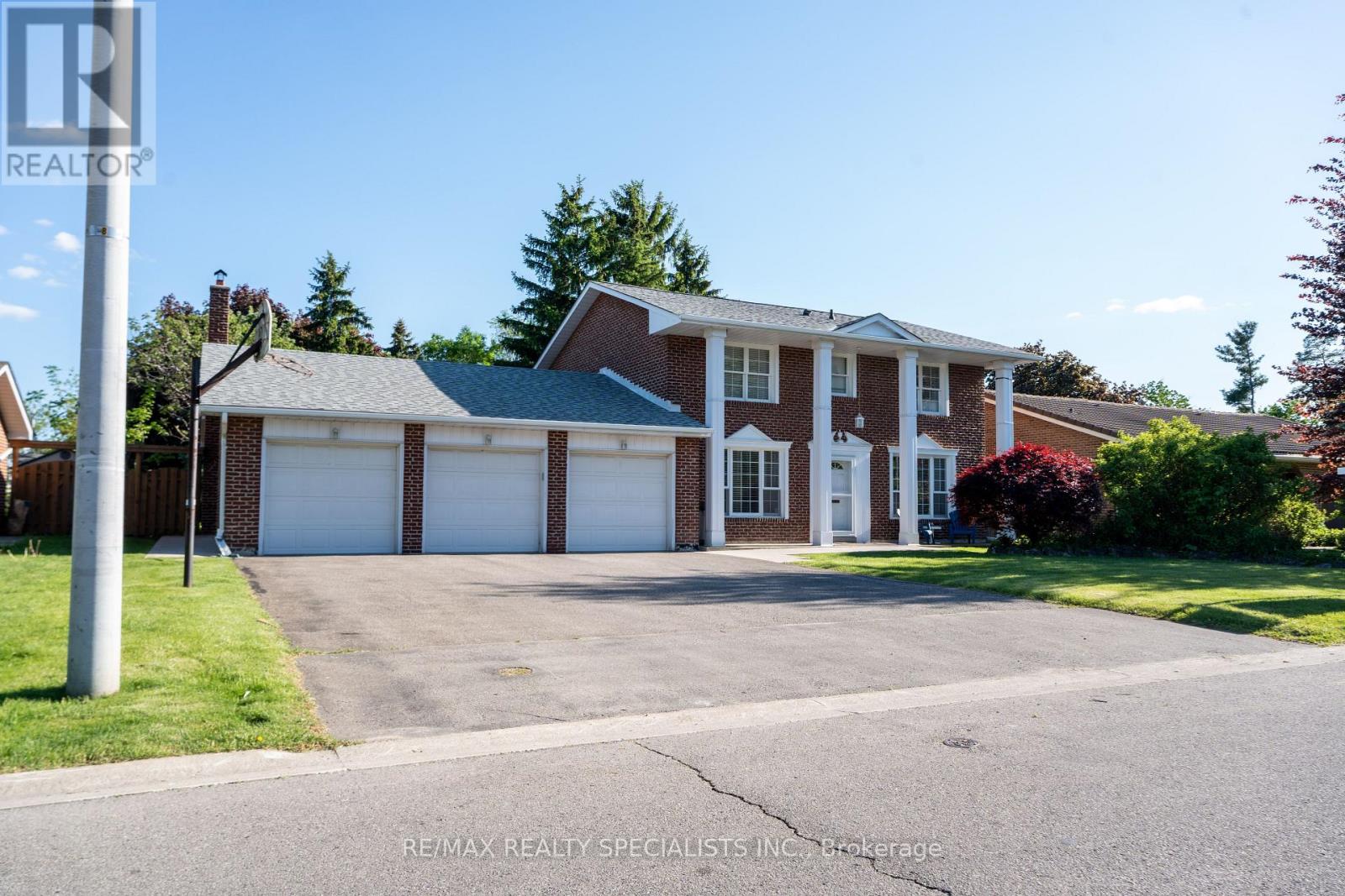 8 River View Drive, Brampton, Ontario  L6W 2E5 - Photo 2 - W13684074