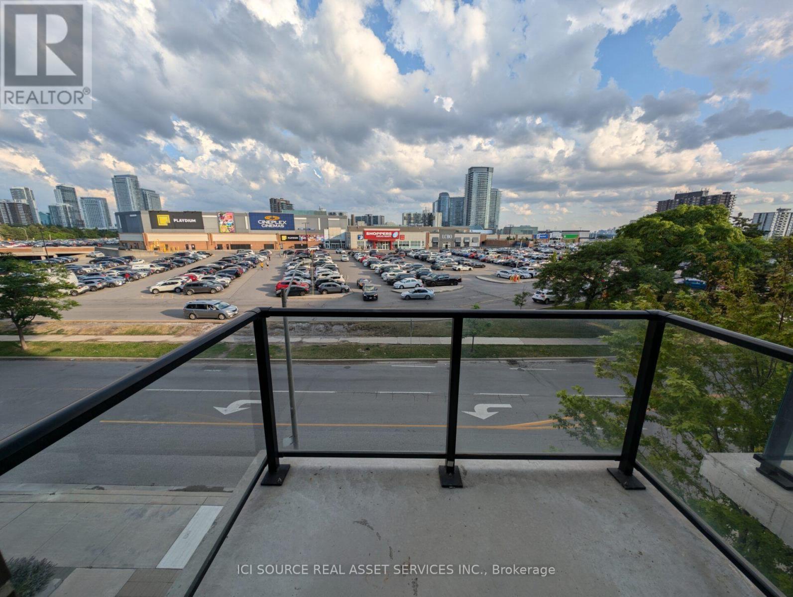 320 - 128 FAIRVIEW MALL DRIVE, Toronto, Ontario