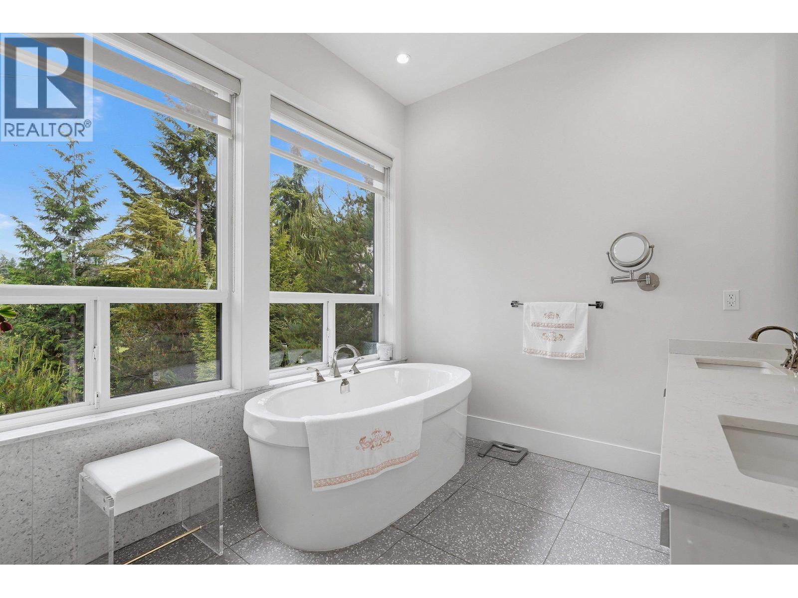 2425 Leggett Drive, Anmore, British Columbia  V3H 4W9 - Photo 31 - R3134022