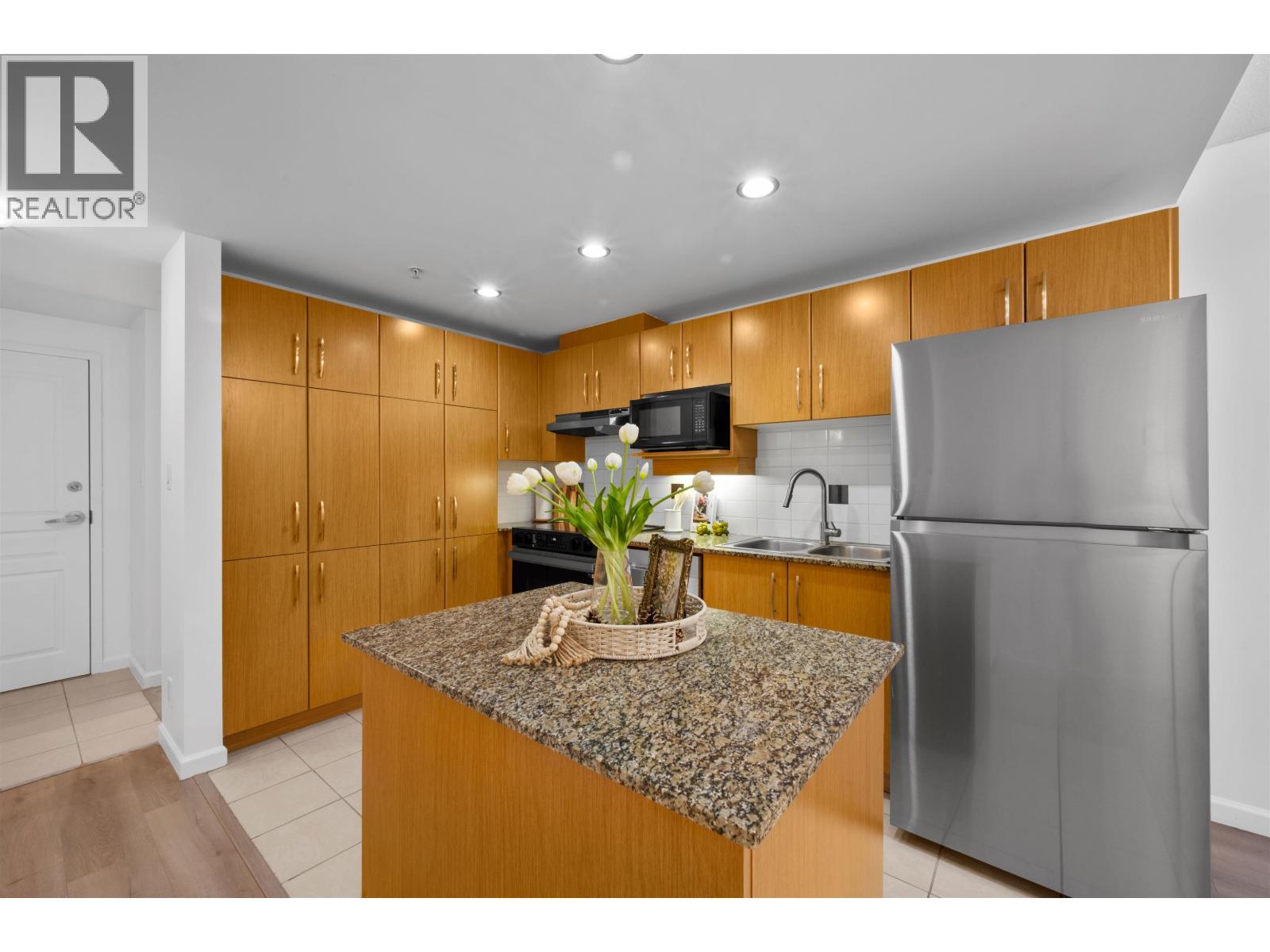 303 9288 University Crescent, Burnaby, British Columbia  V5A 4X7 - Photo 2 - R3156337