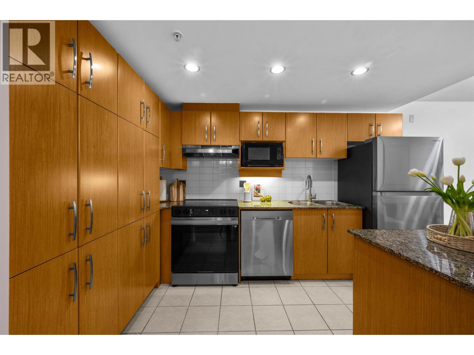 303 9288 University Crescent, Burnaby, British Columbia  V5A 4X7 - Photo 3 - R3156337