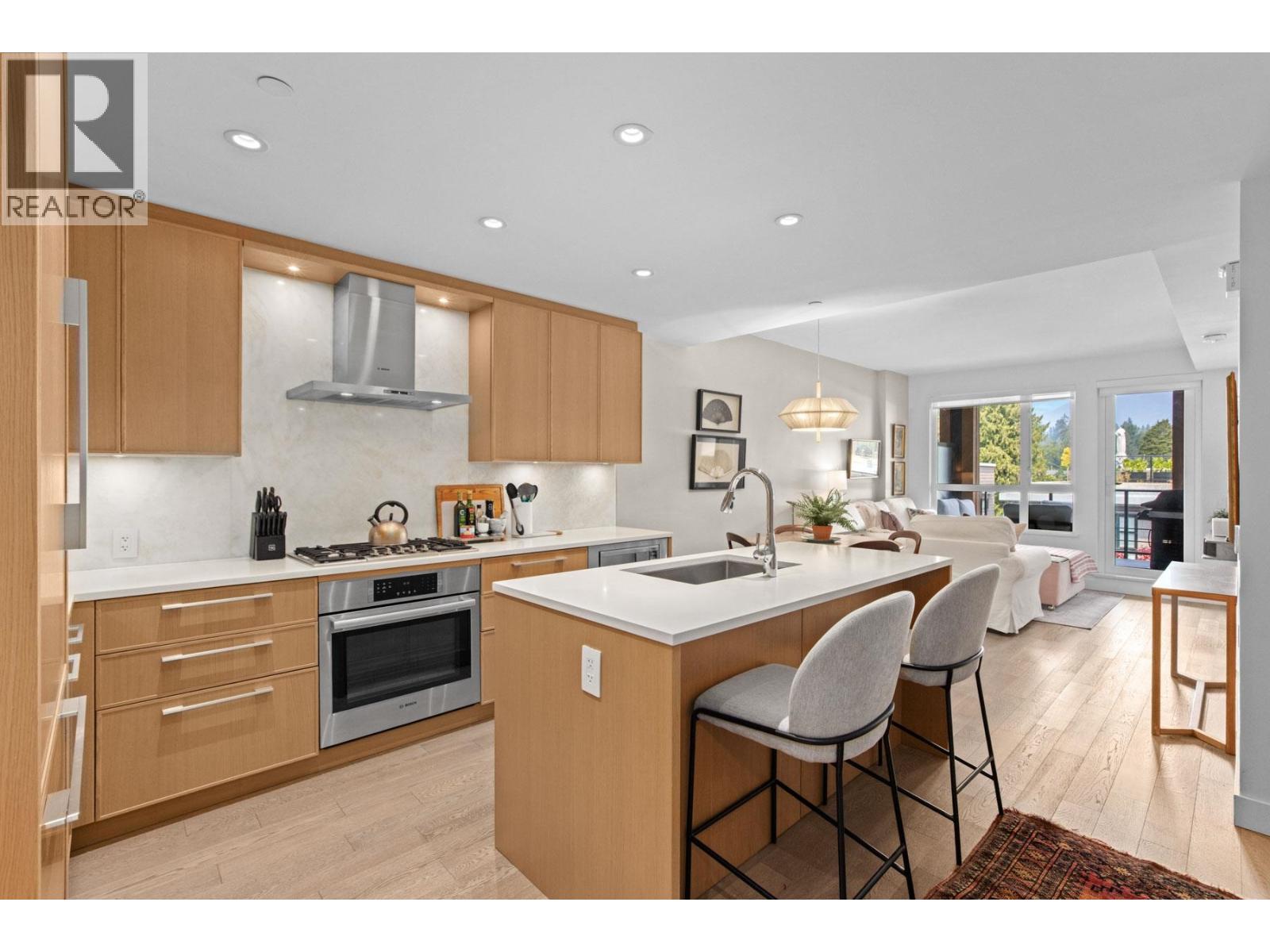 402 3220 Connaught Crescent, North Vancouver, British Columbia  V7R 0A5 - Photo 2 - R3156342