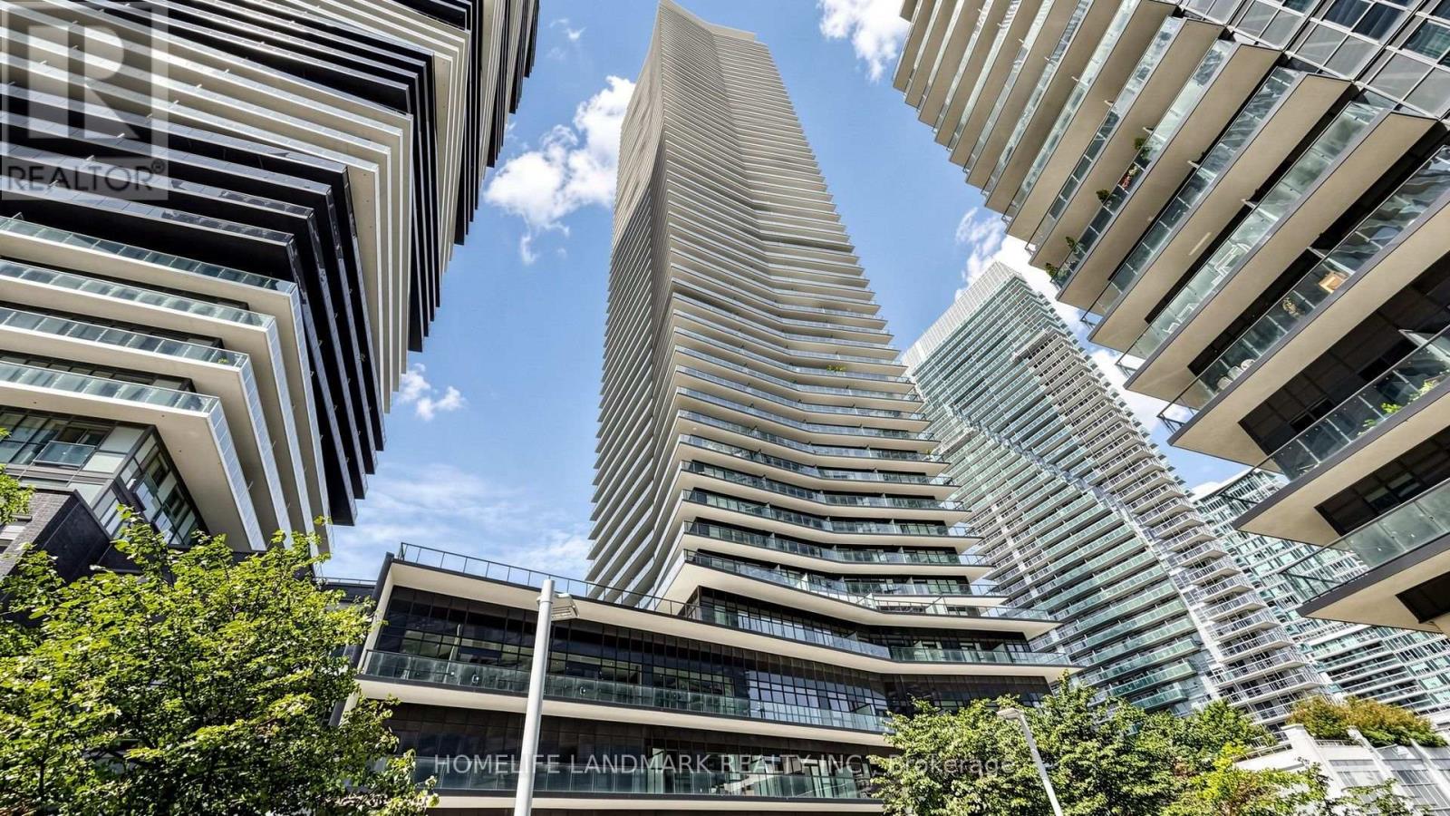 <div class="slider-price">$999,000</div><p>2702 - 38 Annie Craig Drive, Toronto, Ontario</p>
