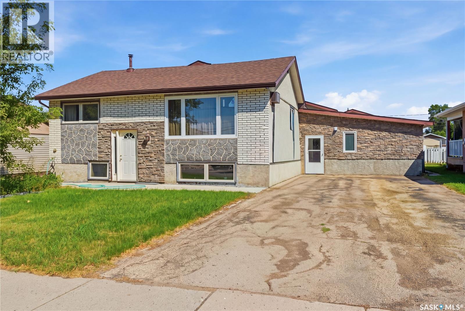 1020 Warner Street, Moose Jaw, Saskatchewan  S6H 5S5 - Photo 2 - SK045727