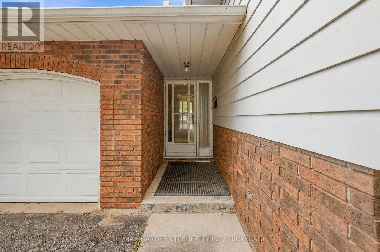 11 Kimbermount Drive, St. Catharines, Ontario  L2N 5W6 - Photo 5 - X13684368