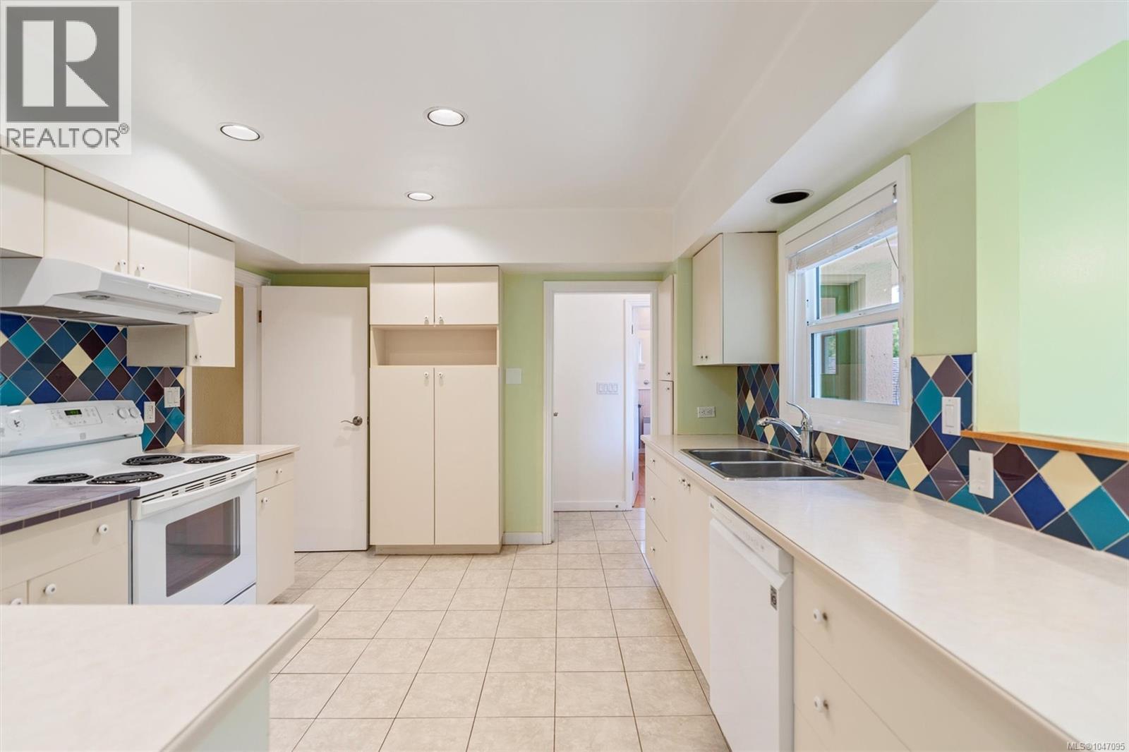 2758 Dunlevy St, Oak Bay, British Columbia  V8R 5Z5 - Photo 9 - 1047095