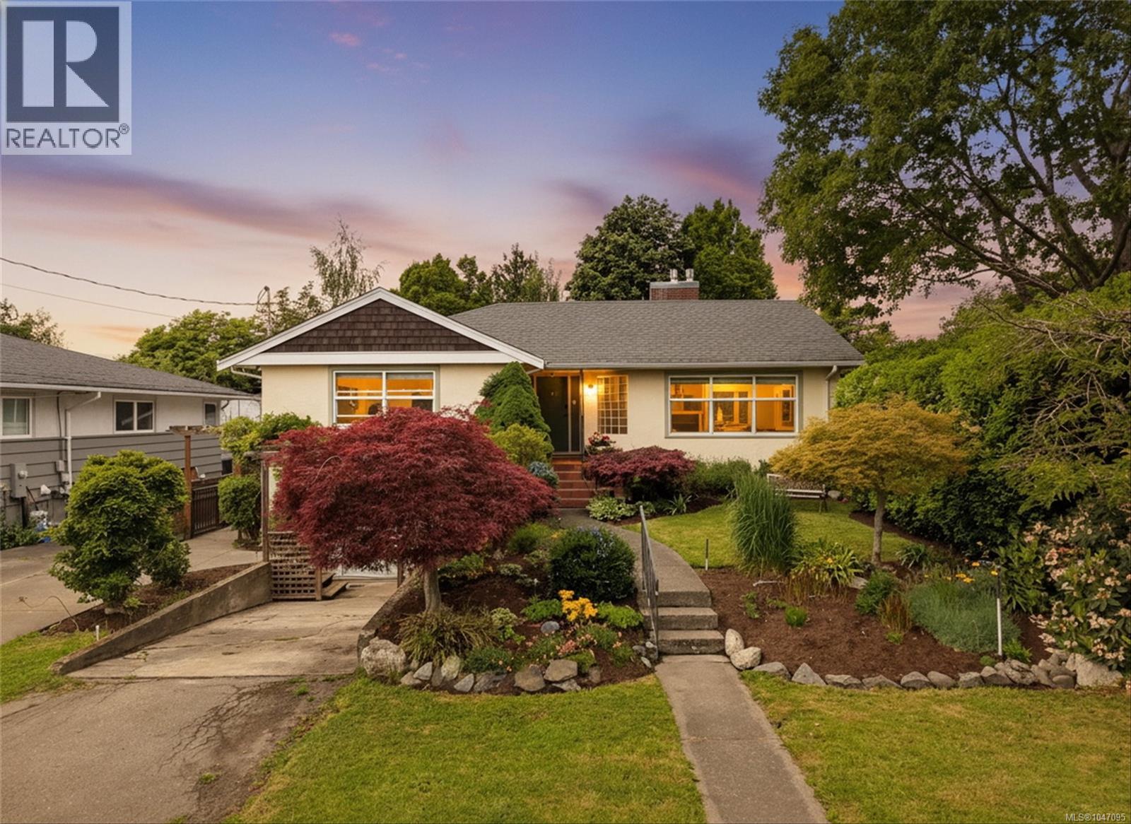 2758 Dunlevy St, Oak Bay, British Columbia  V8R 5Z5 - Photo 1 - 1047095