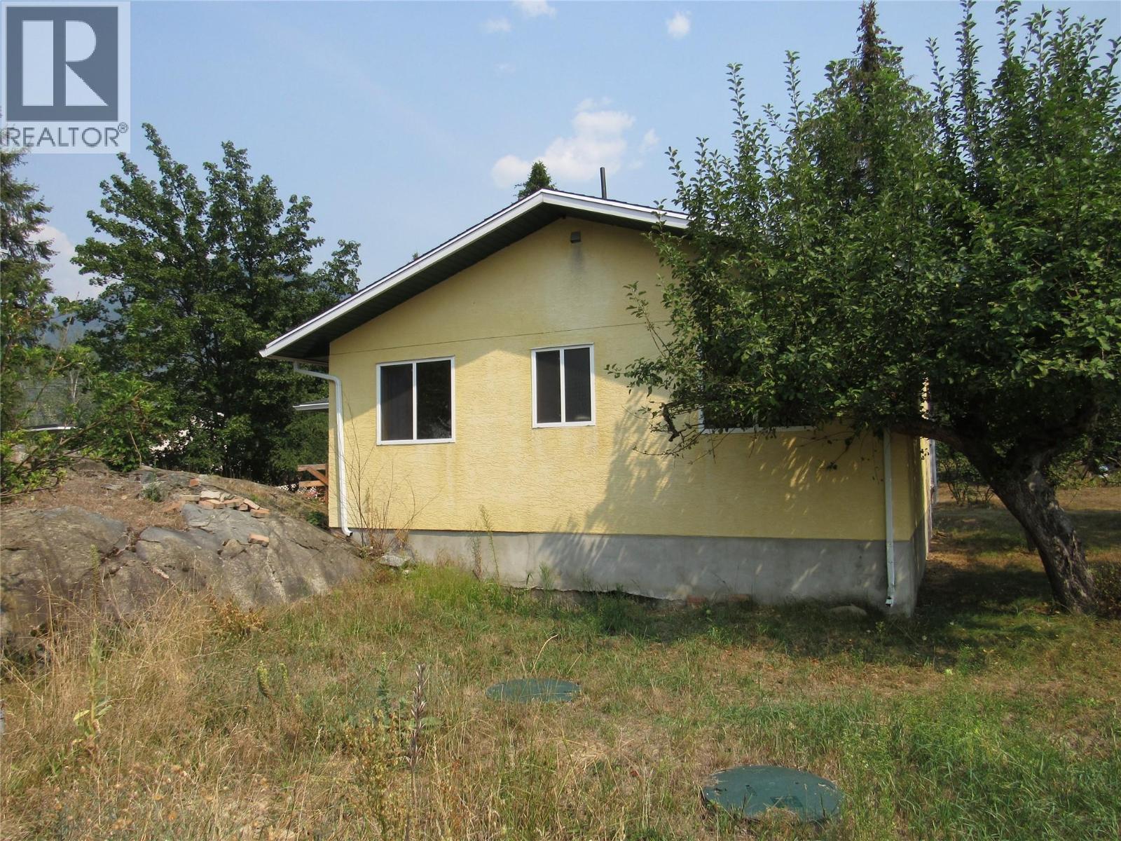 566 Rosedale Road, Castlegar, British Columbia  V1N 4L2 - Photo 2 - 10394377