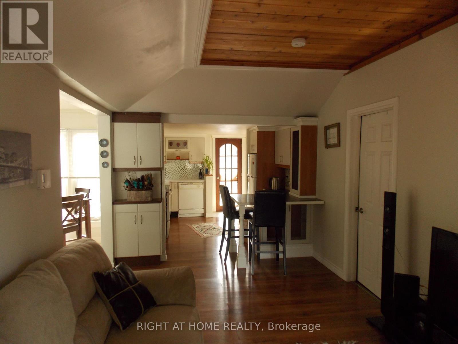 10 Rosehill Drive, Whitchurch-Stouffville, Ontario  L4A 7X3 - Photo 4 - N13684358