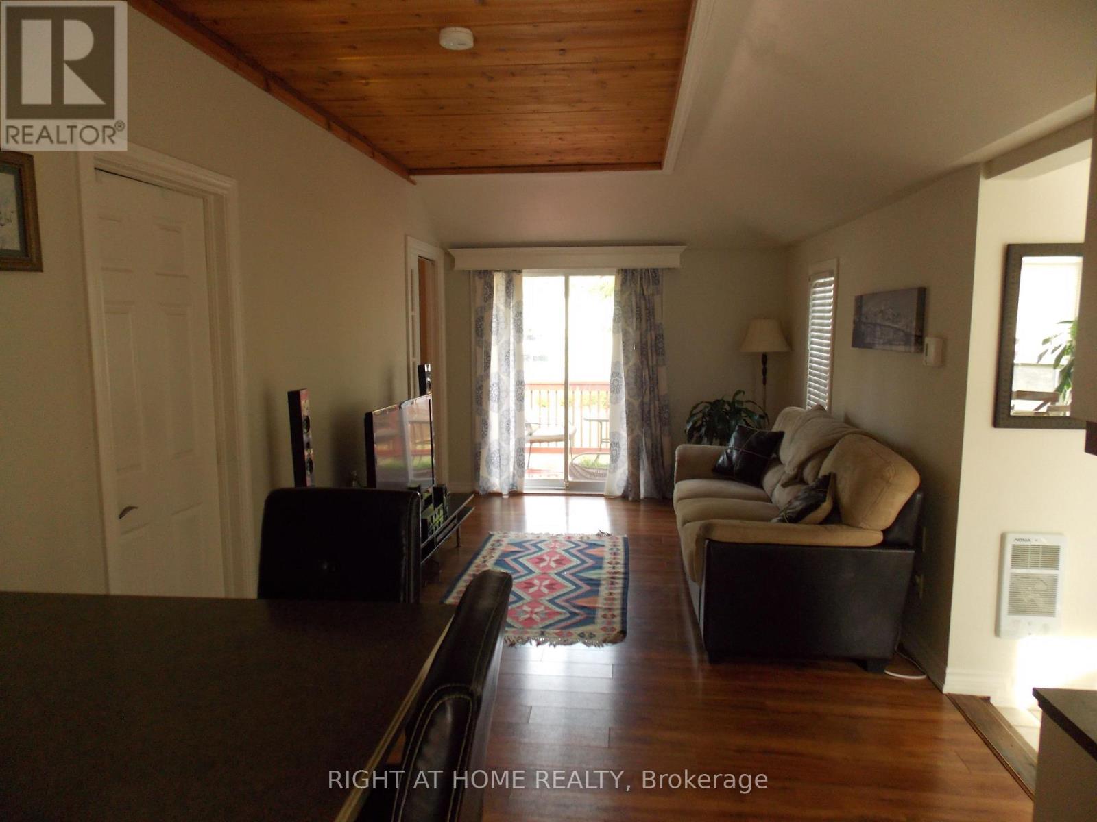 10 Rosehill Drive, Whitchurch-Stouffville, Ontario  L4A 7X3 - Photo 5 - N13684358