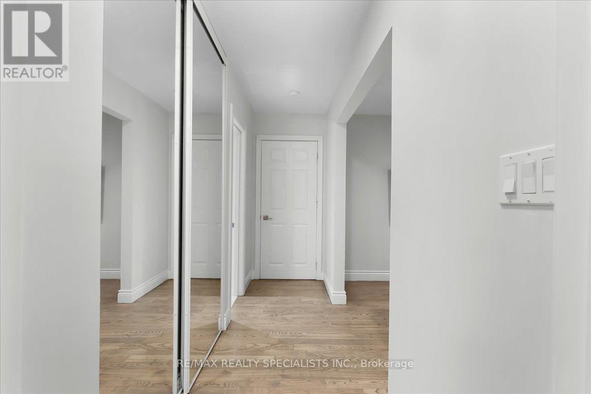 63 Suburban Drive, Mississauga, Ontario  L5N 1H1 - Photo 12 - W13684404