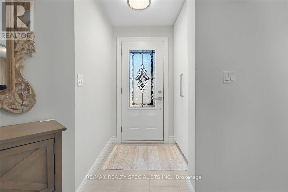 63 Suburban Drive, Mississauga, Ontario  L5N 1H1 - Photo 3 - W13684404