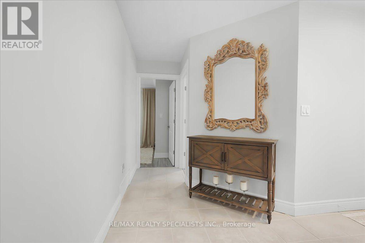 63 Suburban Drive, Mississauga, Ontario  L5N 1H1 - Photo 4 - W13684404