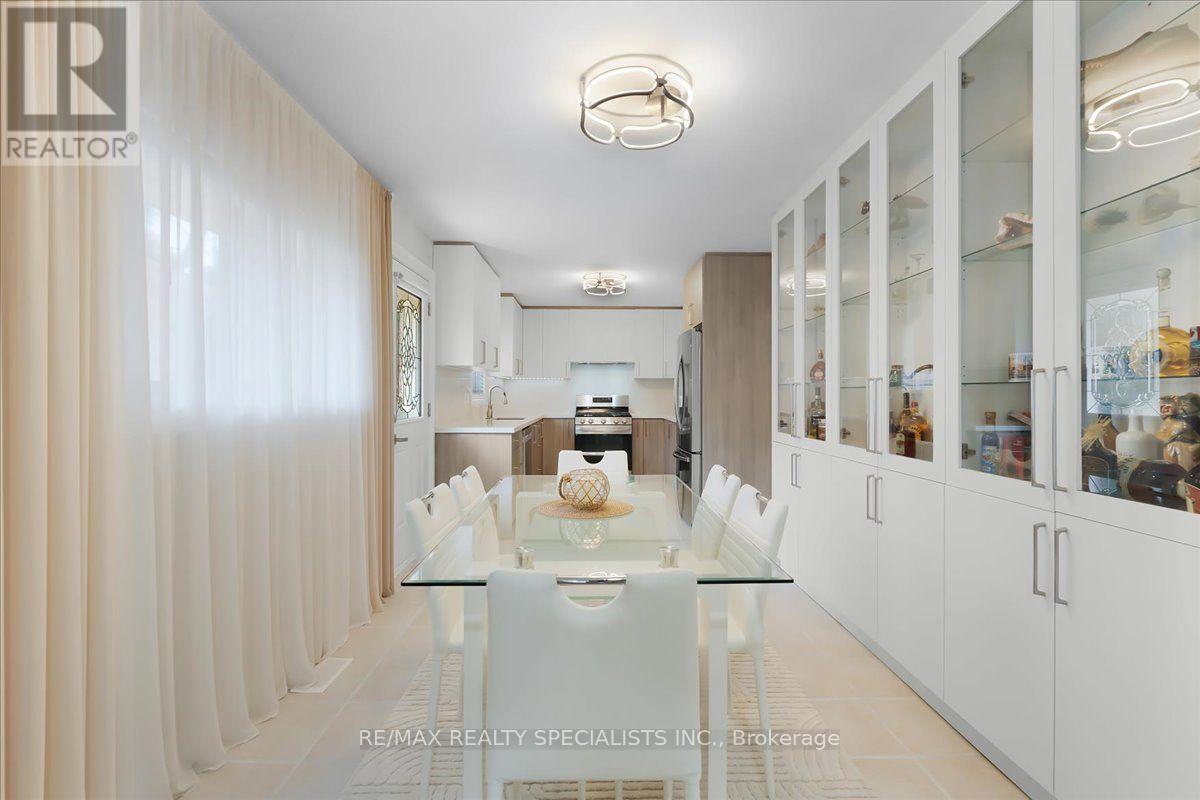 63 Suburban Drive, Mississauga, Ontario  L5N 1H1 - Photo 7 - W13684404