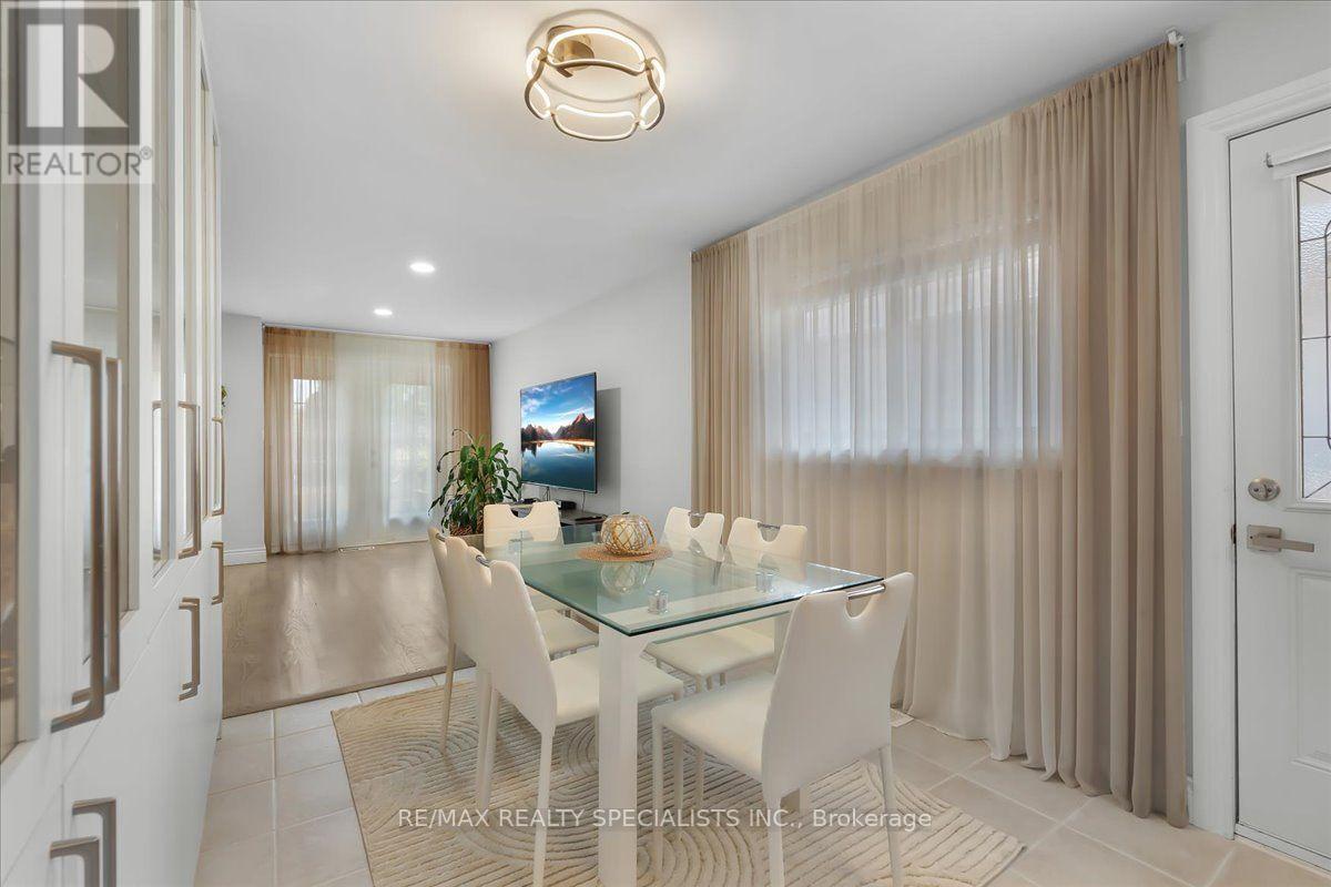 63 Suburban Drive, Mississauga, Ontario  L5N 1H1 - Photo 8 - W13684404