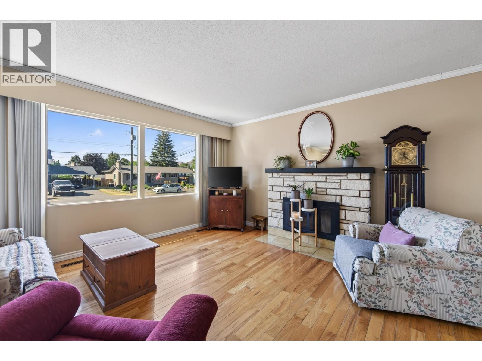 686 Sicamore Drive, Kamloops, British Columbia  V2B 6R5 - Photo 2 - 10398002