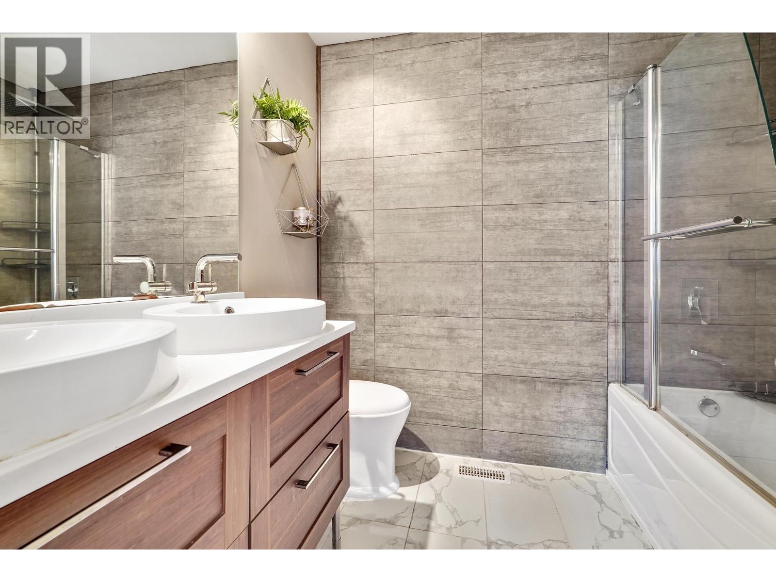 1340 Lorilawn Court, Burnaby, British Columbia  V5B 3N5 - Photo 11 - R3156407